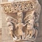 Saint-Sever : Chapiteau de l'glise abbatiale : Daniel dans la cage aux lions. Ce thme biblique est reprsent sur plusieurs chapiteaux de l'glise abbatiale. Le prophte Daniel est un jeune homme trs pieux et trs sage. Ses qualits lui valent d'entrer au service des roi Nabuchodonosor puis Darius, afin d'interprter leurs rves. Daniel provoque des jalousies et ses ennemis le font tomber en disgrce. Darius est contraint de le jeter en pture dans une fosse aux lions. Fidle  sa foi, il prie et les lions lui laissent la vie sauve. Daniel est un symbole de la rsurrection : laiss indemne par les lions, il a vaincu la mort, comme le Christ le fera aprs lui. Une des particularits de l'abbatiale est que les lions semblent sourire alors que les oiseaux prsentent un air froce. 